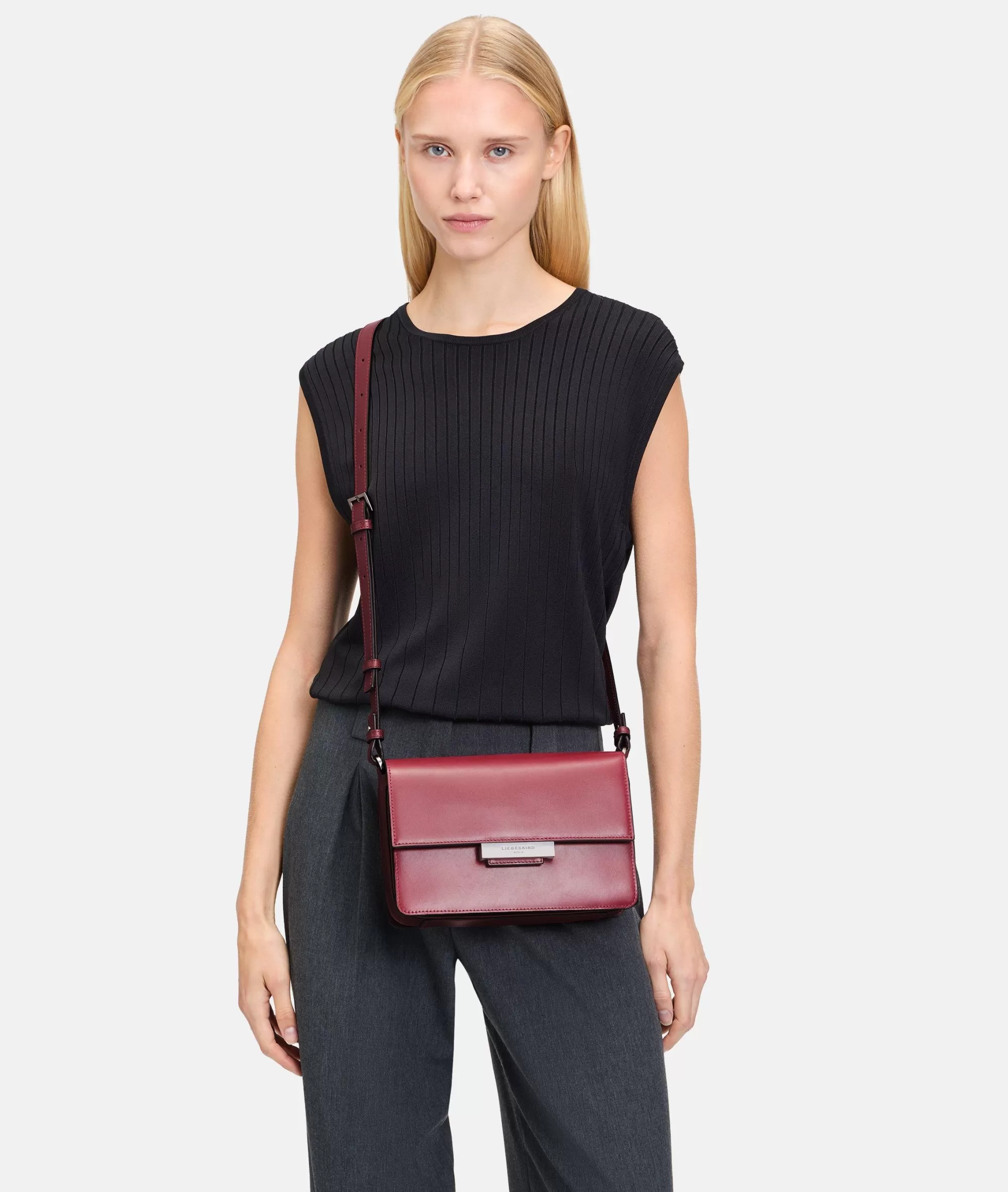 LIEBESKIND BERLIN  Ledertaschen | Umhängetaschen<Alex Crossbody M bordeaux