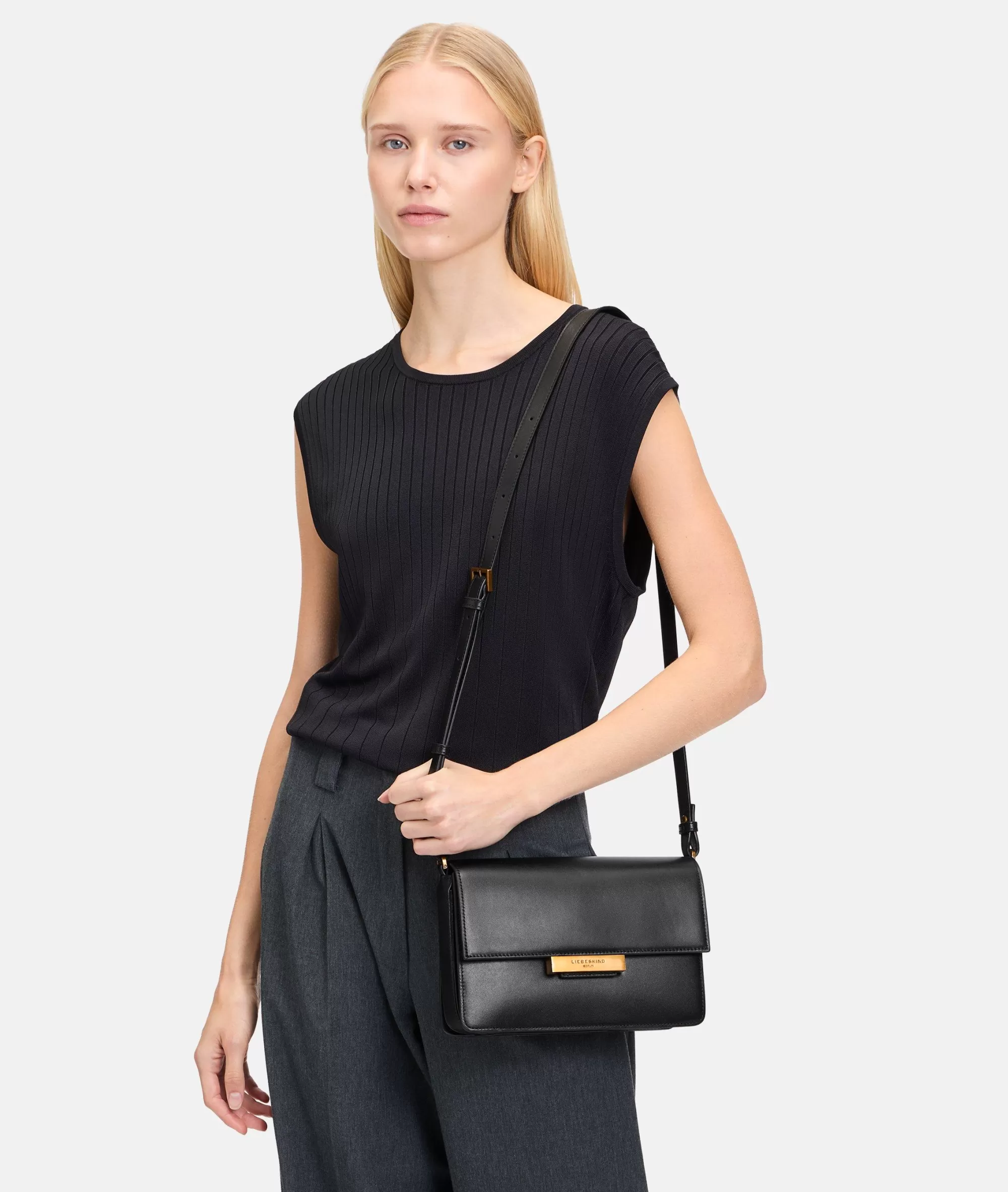 LIEBESKIND BERLIN  Ledertaschen | Umhängetaschen<Alex Crossbody M schwarz