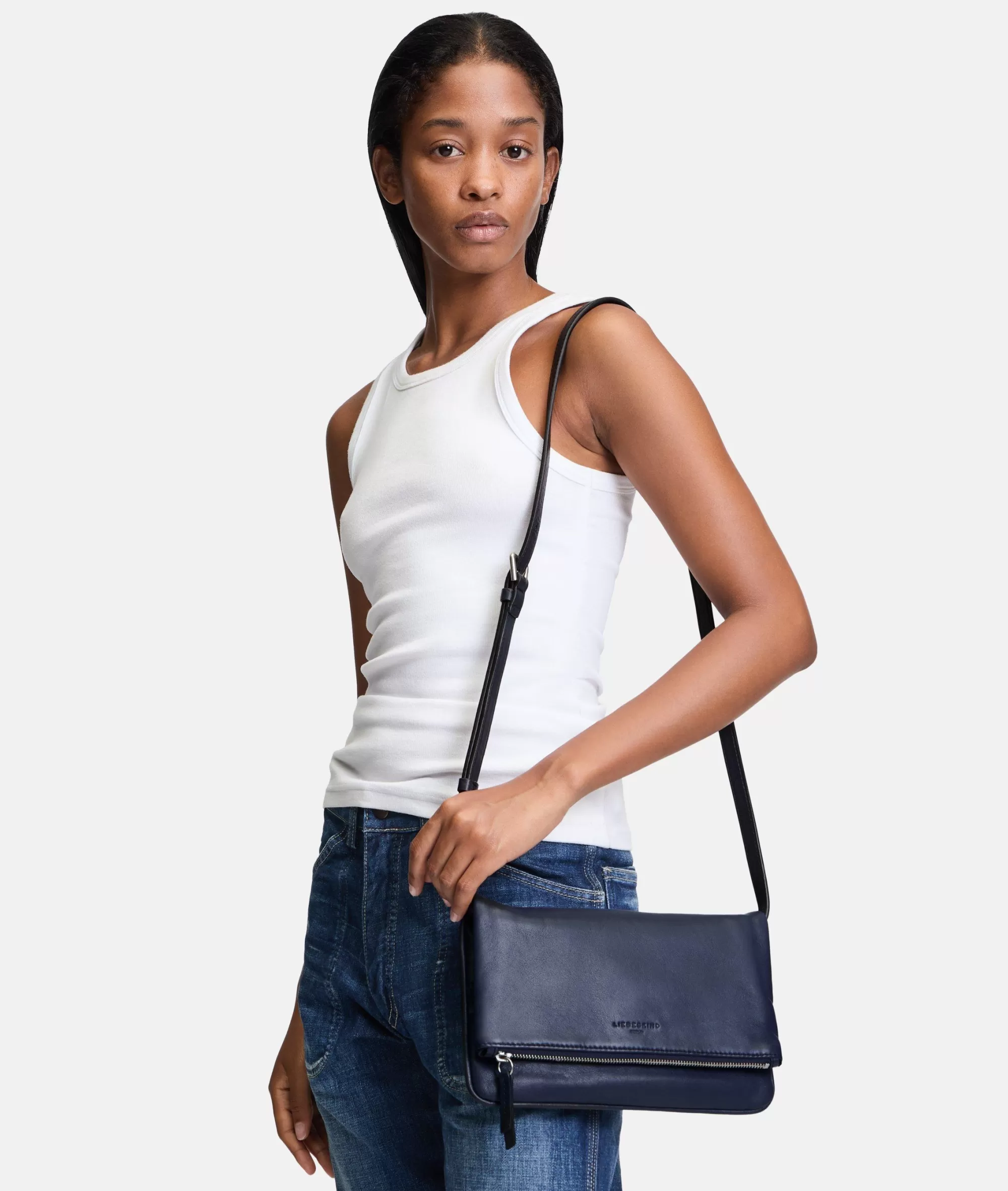LIEBESKIND BERLIN  Ledertaschen | Umhängetaschen<Aloe Crossbody M navy