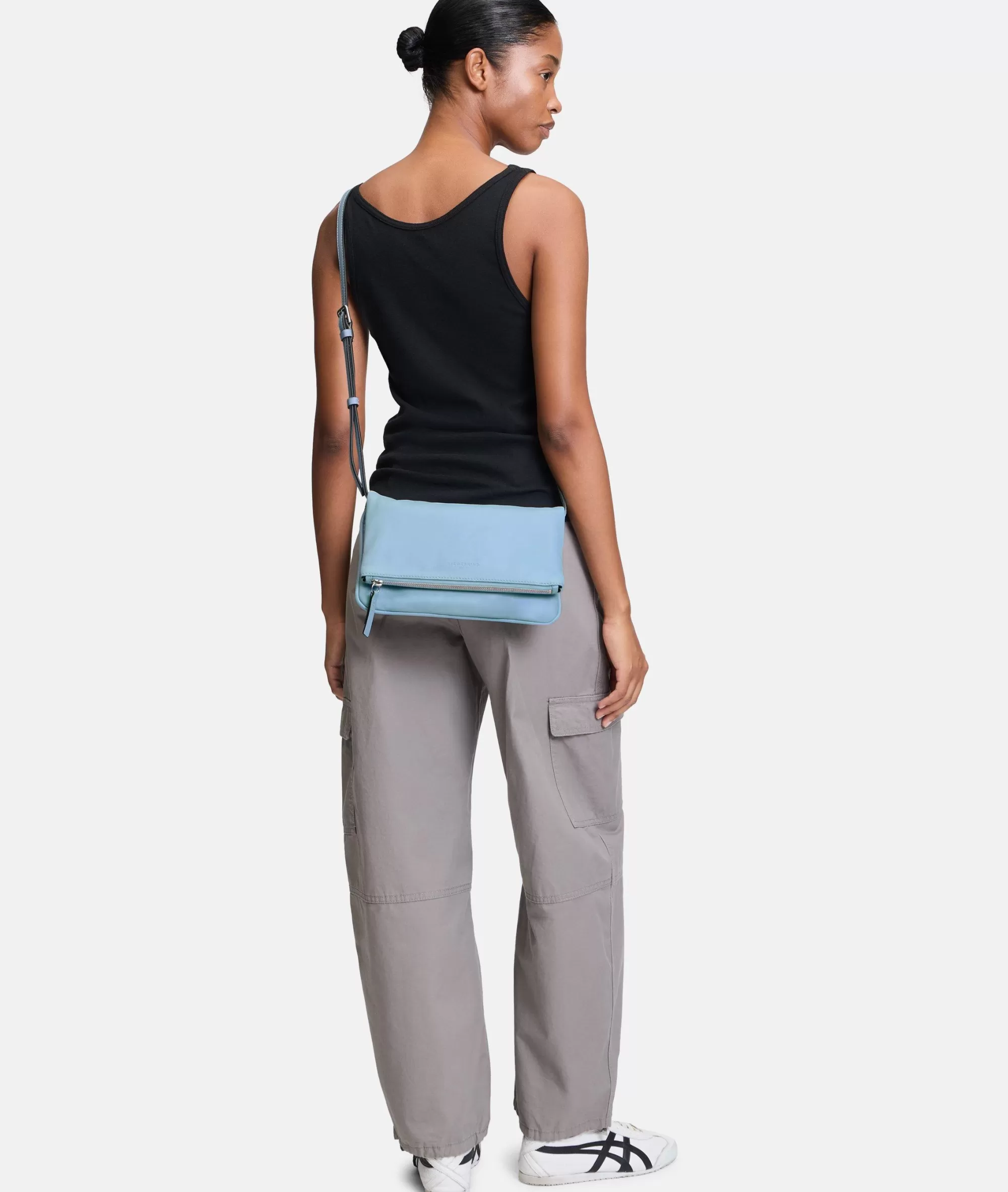 LIEBESKIND BERLIN  Ledertaschen | Umhängetaschen<Aloe Crossbody M himmelblau