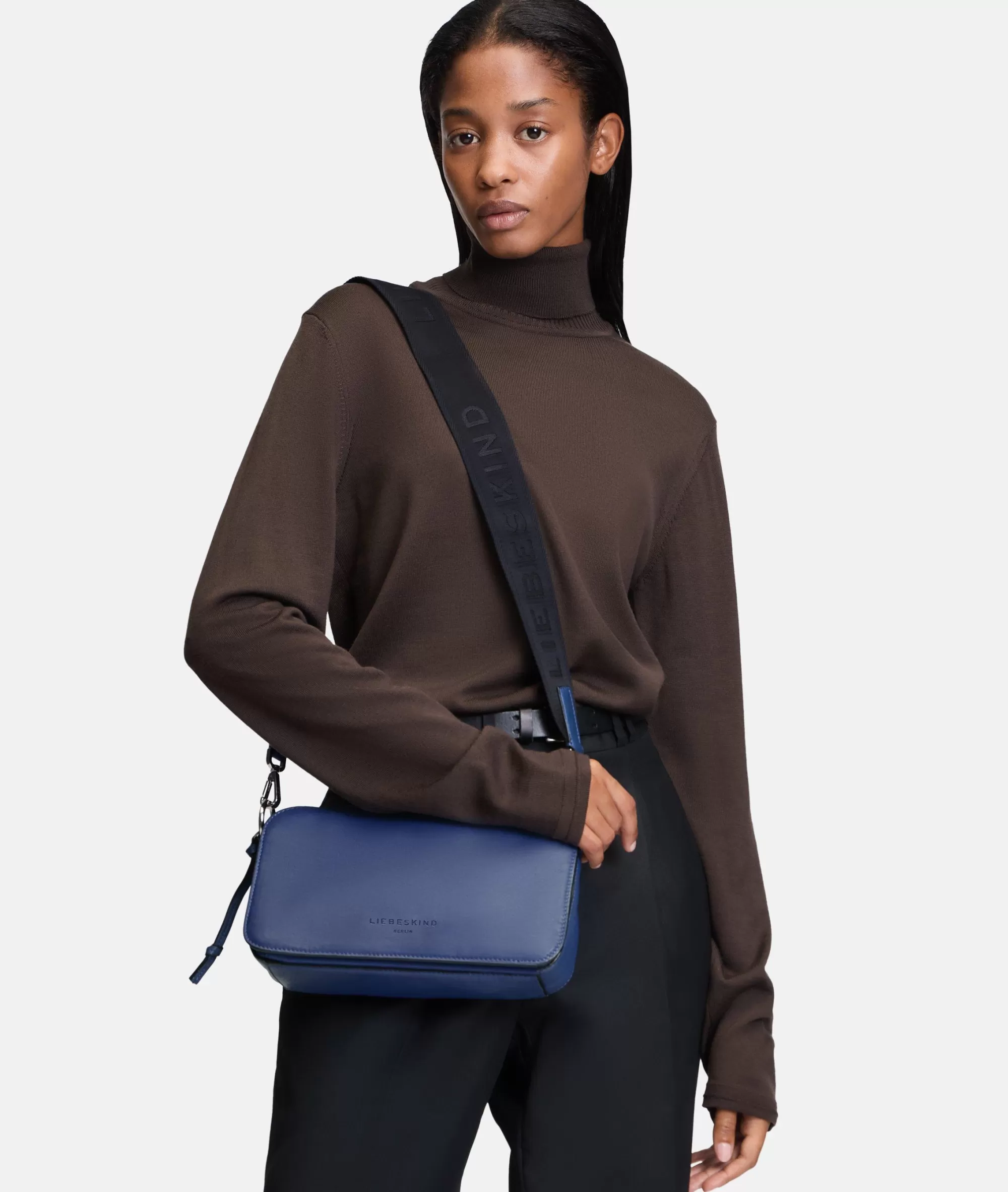 LIEBESKIND BERLIN  Ledertaschen | Umhängetaschen<Clarice Crossbody M royalblau