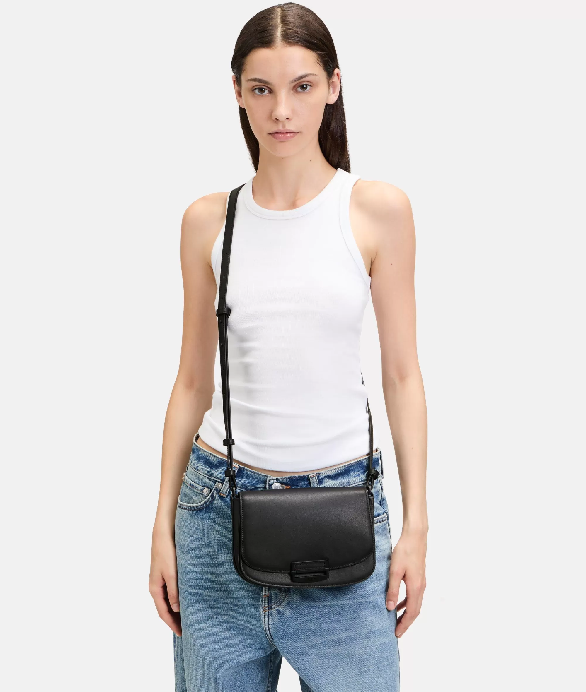LIEBESKIND BERLIN  Ledertaschen | Umhängetaschen<Ezra Crossbody M schwarz