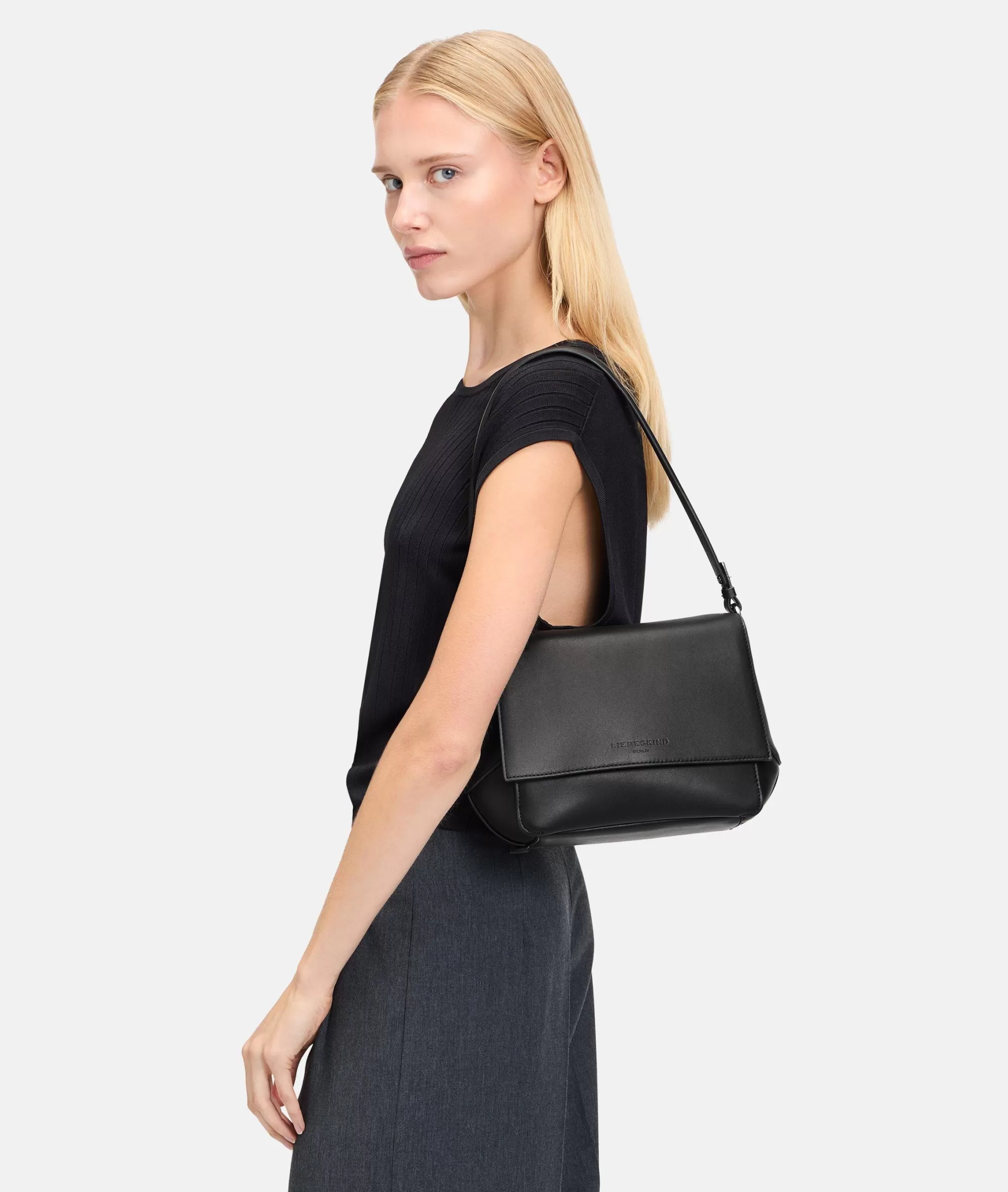 LIEBESKIND BERLIN  Ledertaschen | Umhängetaschen<Lilly Crossbody M schwarz