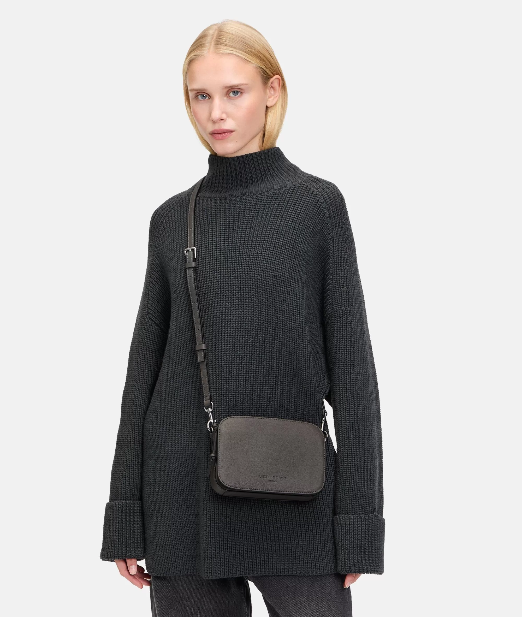 LIEBESKIND BERLIN  Ledertaschen | Umhängetaschen<Luka Crossbody S anthrazit