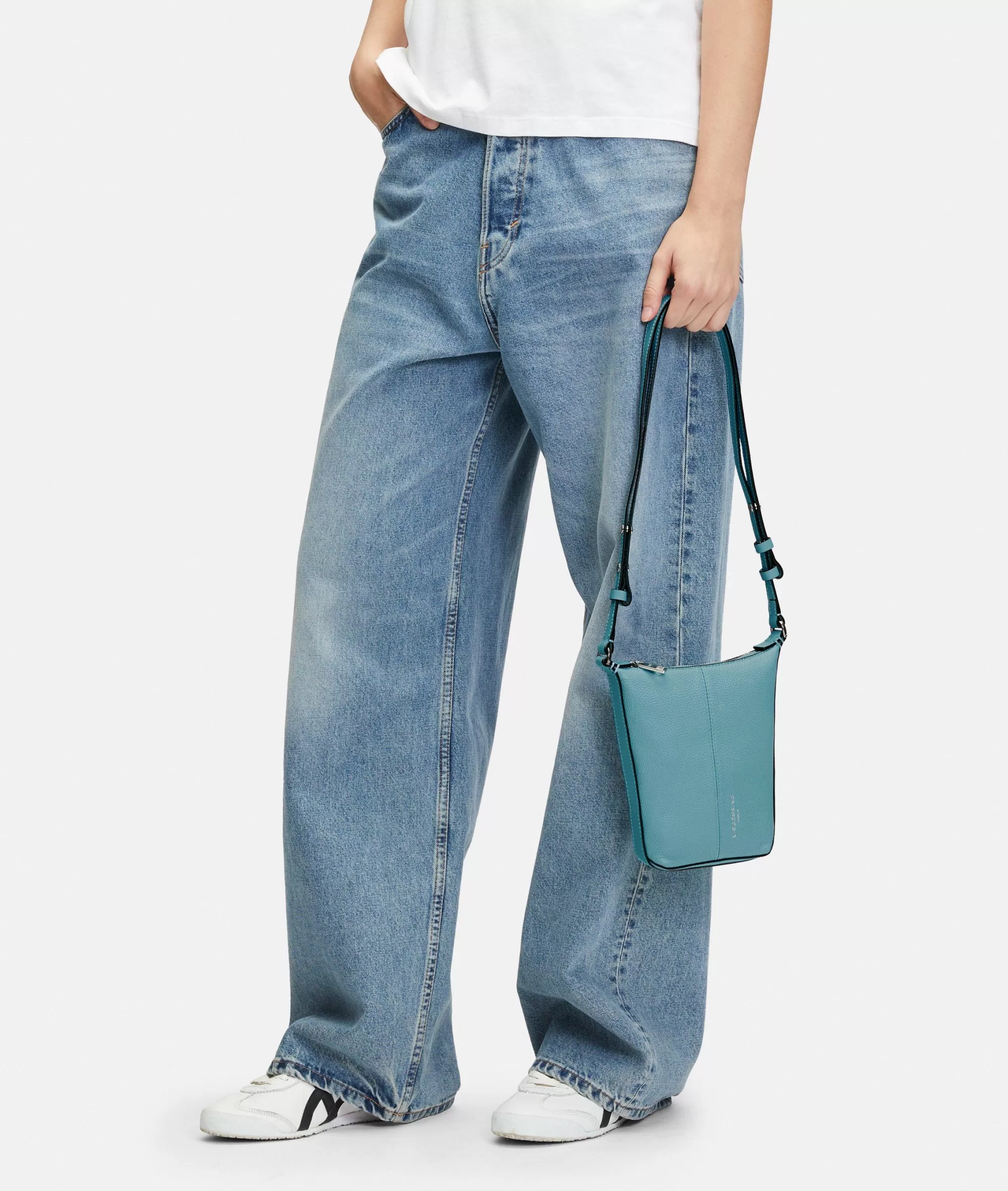 LIEBESKIND BERLIN  Ledertaschen | Umhängetaschen<Paris Crossbody XS azurblau